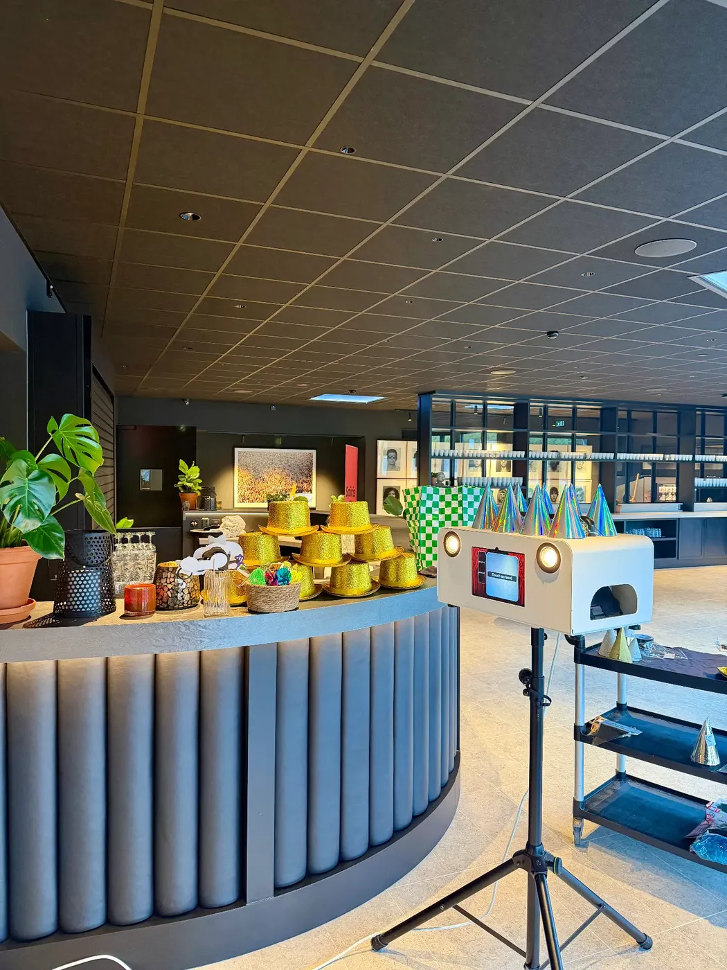 BlixtBoxens fotobås med ljussättning och festhattar på ett event