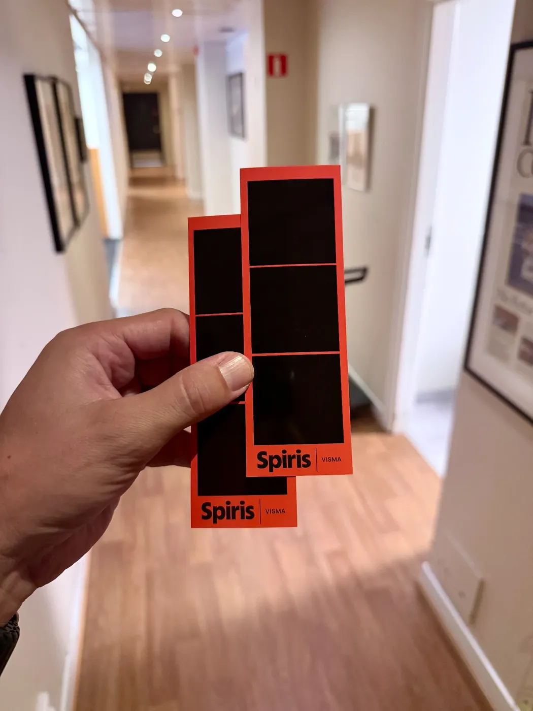 Två röda fotoremsor med personlig Spiris-design
